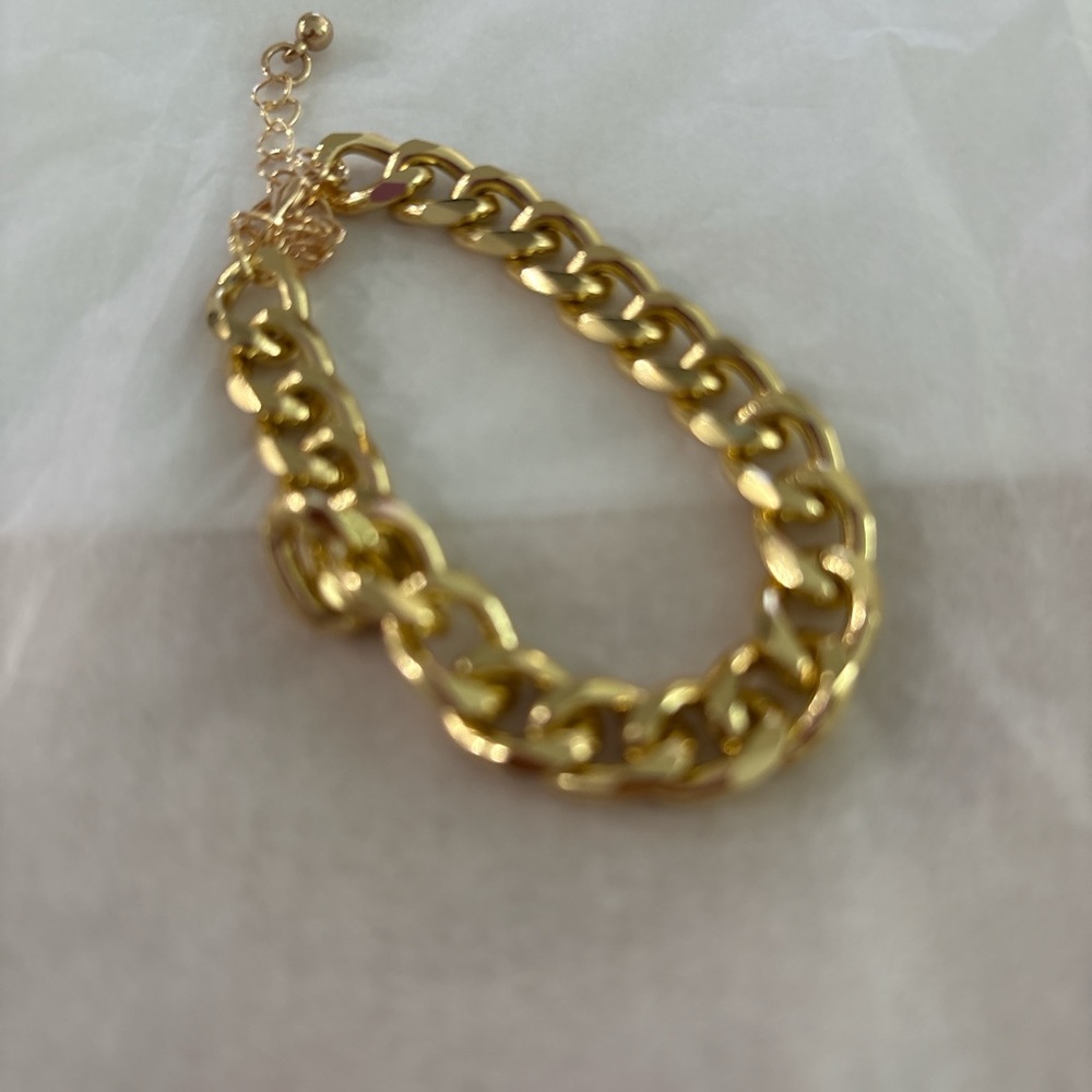Elegant Gold Chain Bracelet